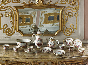 Schloss Favorite, Meißner Porzellan mit Dekor des Porzellanmalers Johann Gregorius Höroldt. Foto: Martine Beck-Coppola/ssg